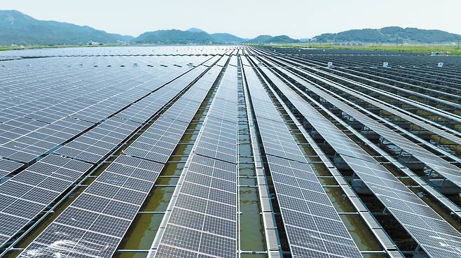 전남 고흥군에 있는 태양광 발전 설비. 최근 몇 년 사이 전남을 비롯한 호남 지역에 태양광 발전 설비가 급증하면서 갑작스러운 대규모 정전을 막기 위해 이르면 이번 주말부터 이 지역에서 태양광 발전기를 강제로 끄는 출력 제어가 일어날 전망이다. 전기를 실어나르고 저장할 송·배전망 건설과 ESS(에너지저장장치) 설치는 외면한 채 태양광 확대에만 열중한 결과라는 비판이 나온다. /김영근 기자