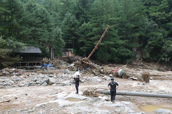21일 경기도 가평군 조종면 마일리 수해 현장에서 경찰 과학수사대가 현장을 살펴 보고 있다./연합뉴스
