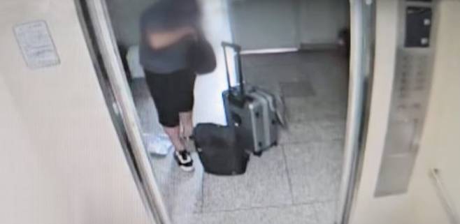 여행용 캐리어와 큰 가방 들고 집 나서는 모습 20일 밤 인천 연수구 송도국제도시의 한 아파트에서 60대 남성이 직접 만든 사제 총기로 30대 아들을 살해했다. 사진은 이 남성이 범행 전 서울 도봉구 집을 나서는 모습. 여행용 캐리어와 큰 가방을 들었다./YTN