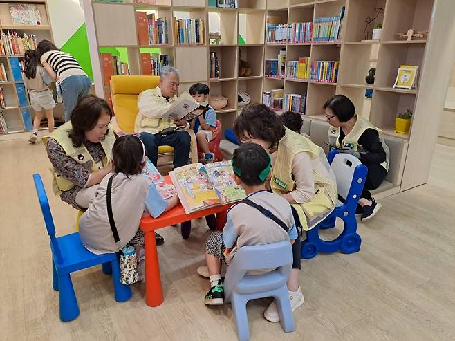 지난해 6월 부산 금정구 우리 동네 ESG 센터에서 어르신들이 견학 온 어린이집 아이들에게 환경 교육을 하는 모습. 어르신들은 환경 교육 외에도 폐플라스틱을 수거·세척해 업사이클링 제품을 만든다./한국노인인력개발원