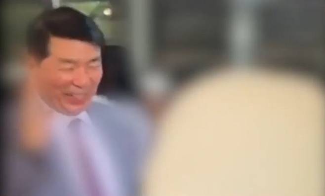 백경현 구리시장이 지난 20일 야유회에서 춤을 추고 있는 모습. /SBS 보도화면