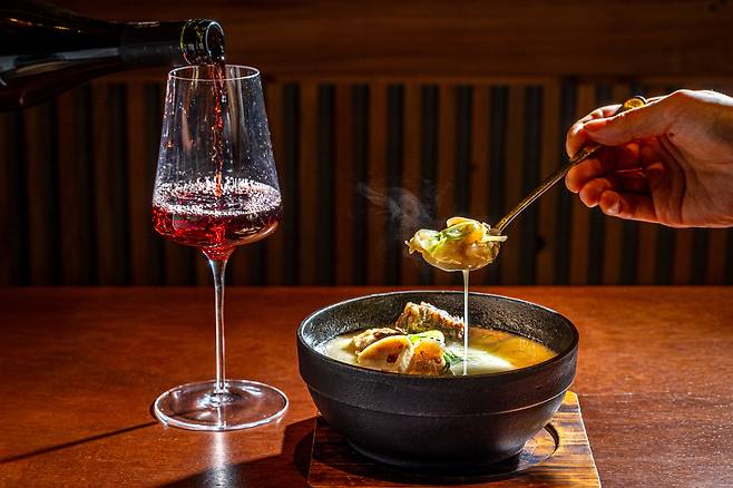 A picture of Gomtang LAB’s signature menu: collagen beef bone soup. Made by five Michelin star holder Chef Yim Jung-sik, the broth consistency is thick. The slightly oily broth paired with a wine that isn’t too light, with moderate acidity, is recommended. “Pinot Noir is likely the best match,” added Chef Yim./Lee Sin‑young