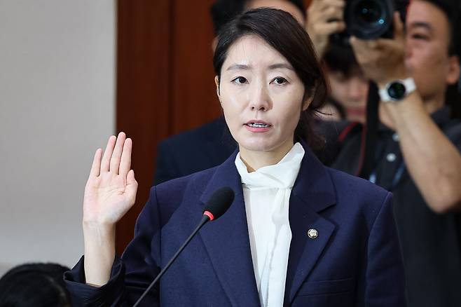 강선우 여성가족부 장관 후보자가 14일 서울 여의도 국회에서 열린 인사청문회에서 증인 선서를 하고 있다./뉴스1