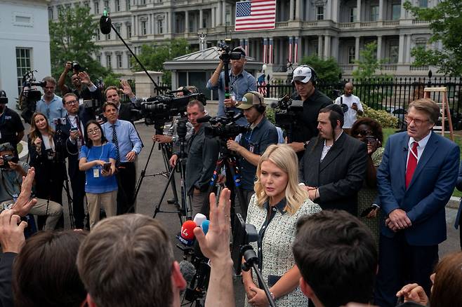 백악관 대변인 캐롤라인 리빗이 2025년 7월 21일 미국 워싱턴 D.C. 백악관 밖에서 언론인들과 대화하고 있다. /연합뉴스