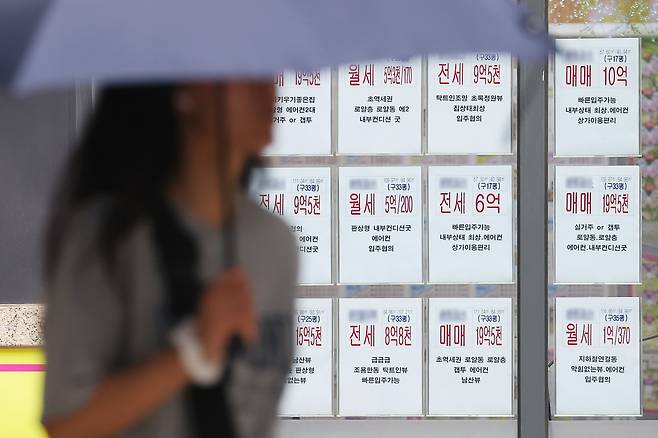 <YONHAP PHOTO-3076> 월세반 전세반 시대    (서울=연합뉴스) 진연수 기자 = 서울 아파트 전세 매물이 자취를 감추며 전셋값이 지속 상승하는 등 전세대란 우려가 현실화되고 있다. 부동산 빅데이터 업체 아실의 통계를 분석해보면 지난달 30일 기준 서울의 전세 매물은 2만 5천942여건으로 이는 석 달 전(2만 8천900여건)과 비교했을 때 10% 가량 줄어든 수치다. 전세 매물이 급감하는 이유는 신규 공급 물량 감소와 전세 대출 규제 강화, 전·월세 상한제 등으로 전세가 월세 거래로 옮겨가는 사례가 늘면서다.    사진은 2일 서울 시내 한 부동산 전월세 관련 안내문. 2025.6.2    jin90@yna.co.kr/2025-06-02 14:01:03/<저작권자 ⓒ 1980-2025 ㈜연합뉴스. 무단 전재 재배포 금지, AI 학습 및 활용 금지>