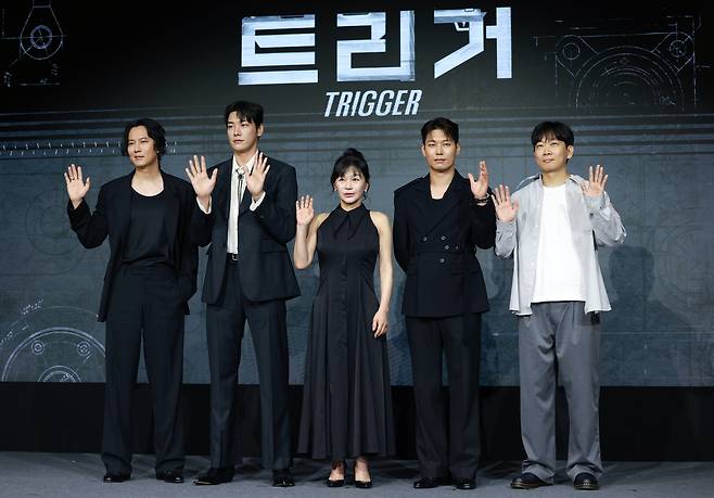 (왼쪽부터) 배우 김남길, 김영광, 길해연, 박훈과 권오승 감독이 22일 오전 서울 마포구 호텔 나루 서울 엠갤러리에서 열린 넷플릭스 시리즈 ‘트리거’ 제작발표회에 참석해 포즈를 취하고 있다./뉴스1