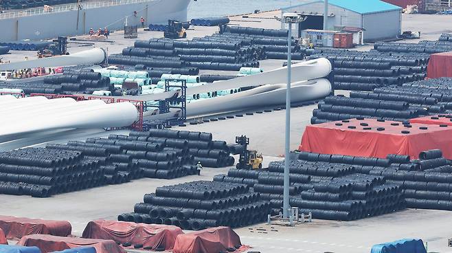 7월 7일 경기도 평택항에 철강 제품이 쌓여 있는 모습. /연합뉴스