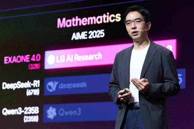 이홍락 LG AI연구원 공동 연구원장 겸 최고AI과학자가 22일 오전 서울 강서구 마곡 LG사이언스파크 컨버전스홀에서 열린 'LG AI 토크 콘서트 2025'에서 엑사원(EXAONE) 생태계를 소개하고 있다. LG AI연구원은 이날 의료, 데이터 학습 등 다양한 분야에 활용되는 AI 모델 '엑사원' 생태계를 처음으로 공개했다. /LG 제공