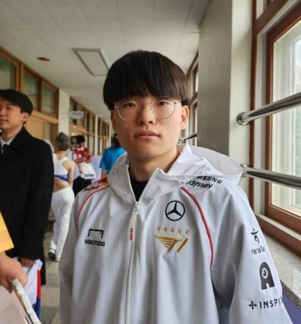 의정부고 3학년 학생이 졸업사진에서 프로게이머 페이커를 패러디했다./의정부고 학생자치회 인스타그램 캡처