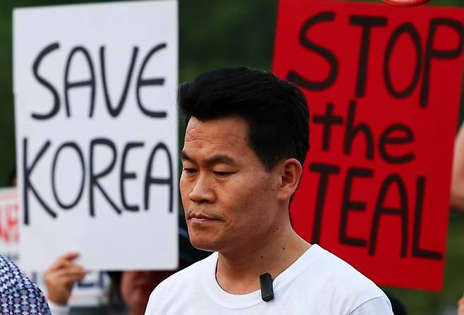 한국사 강사 전한길 씨가 지난 5월 30일 경기도 과천 중앙선거관리위원회 청사 앞에서 공정선거 보장을 촉구하는 보수단체 집회에 참가하고 있다. ⓒ뉴시스
