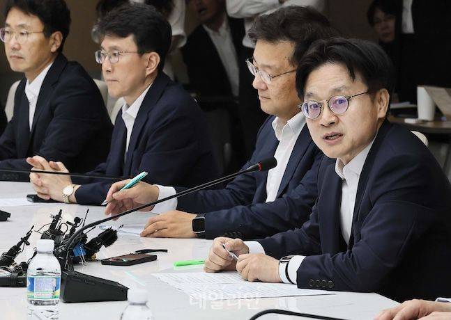 김정관 산업통상자원부 장관이 지난 21일 서울 중구 대한상공회의소 EC룸에서 경제단체 및 주요 업종별 협회와 학계 등 관계자가 참석한 가운데 '대미(對美) 통상 긴급점검회의'에서 대응방안을 논의하고 있다. ⓒ산업통상자원부