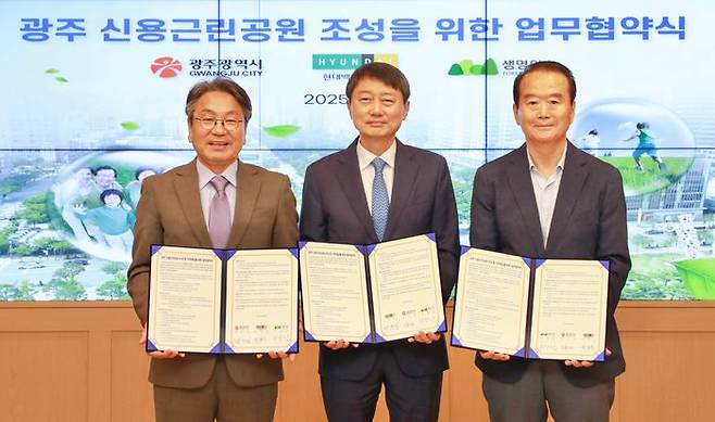 22일 광주광역시 서구 광주광역시청에서 장호진 현대지에프홀딩스 사장(가운데)이 강기정 광주광역시장(왼쪽), 허상만 생명의숲 이사장과 ‘리그린 파크조성을 위한 업무협약식’을 마치고 기념사진을 촬영하고 있다.ⓒ현대지에프홀딩스