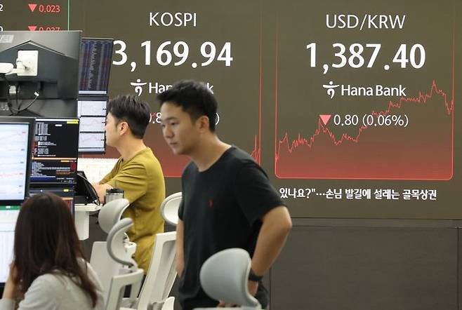 코스피가 전 거래일보다 40.87p(1.27%) 내린 3,169.94에 거래를 마감한 22일 서울 중구 하나은행 딜링룸에서 딜러들이 대화하고 있다. ⓒ연합뉴스