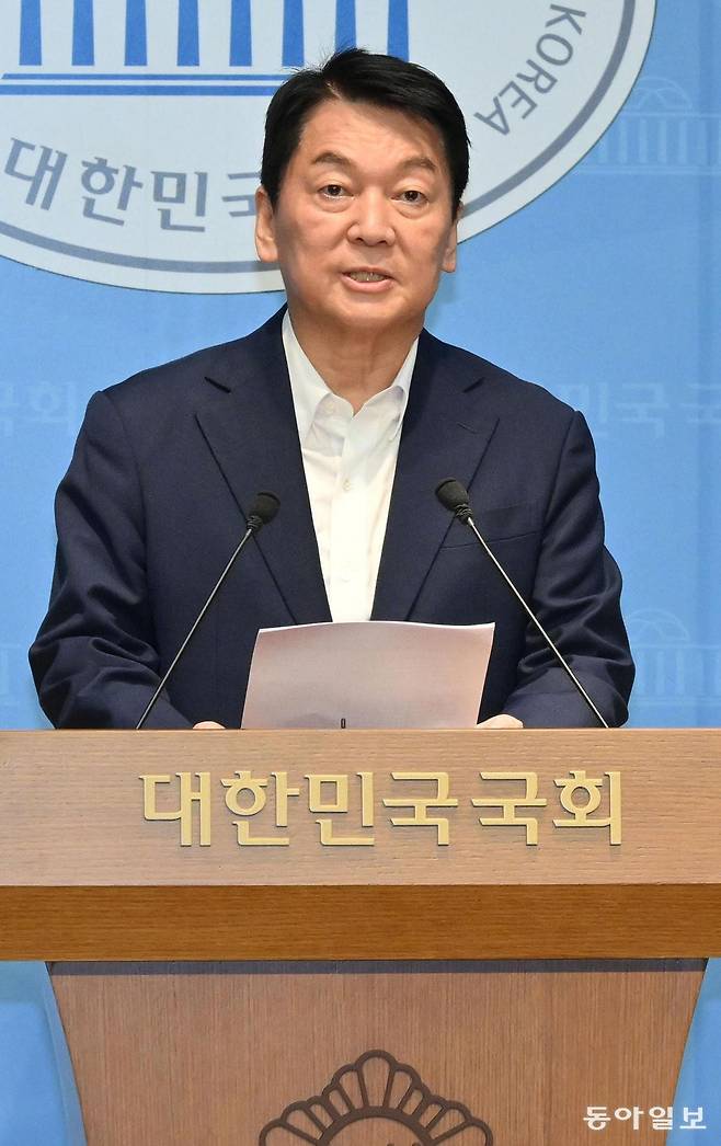 21일 기자회견을 열고 전 씨 입당을 비판한 안철수 의원. 이훈구 기자 ufo@donga.com