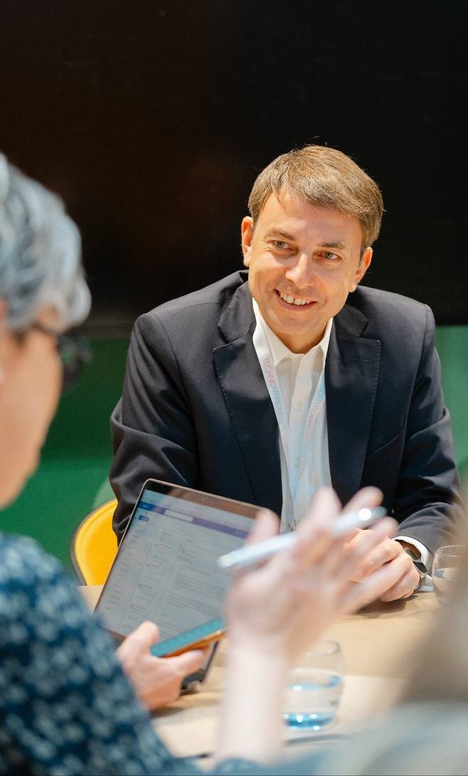 지난 5월 27일(현지 시간) 스위스 뇌샤텔에서 열린 PMI의 연례 미디어 행사 ‘테크노베이션 2025’에서 바실리스 가젤리스 동아시아, 호주 및 글로벌 면세점 사업부 총괄 사장이 취재진의 질문에 답하고 있다. 그리스 국적인 가젤리스 총괄 사장은 2003년 필립모리스 그리스 지사에 수습사원으로 입사해 말보로 브랜드 매니저를 지냈고 이후 아시아, 유럽 중동 및 아프리카 국가 및 스위스, 모로코, 이집트 및 레반트(지중해 동부 연안) 등에서 근무했다. 2024년 5월 필립모리스 인터내셔널 동아시아, 호주 및 글로벌 면세 사업부 총괄 사장으로 취임했다. PMI 제공