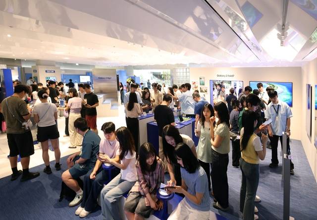 서울 여의도 더현대 서울에 오픈한 ‘갤럭시 스튜디오’에 12일 관람객이 모여있다. 삼성전자 제공