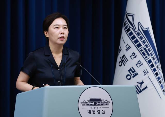 강유정 대통령실 대변인이 22일 서울 용산 대통령실 청사에서 인사 관련 브리핑을 하고 있다.  [연합뉴스]
