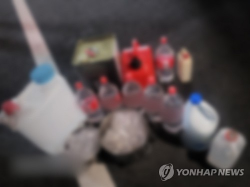 인천 연수경찰서는 인천시 연수구 송도동 아파트에서 사제 총기를 발사해 아들을 살해한 혐의로 60대 남성을 수사 중이라고 21일 밝혔다. 사진은 서울 도봉구의 피의자 자택에서 발견된 폭발물 모습.  [인천경찰청 제공=연합뉴스]