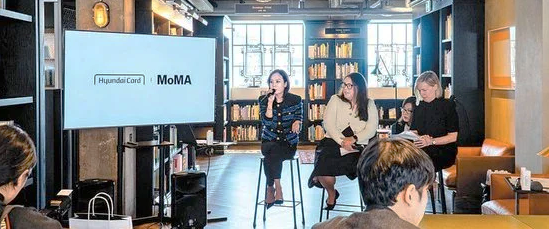 류수진(맨 왼쪽) 현대카드 브랜드본부장이 지난해 4월 9일 오전 서울 용산구 현대카드 아트라이브러리에서 현대카드와 미국 뉴욕현대미술관(MoMA) 추진 프로젝트에 대해 소개하고 있다. [현대카드]