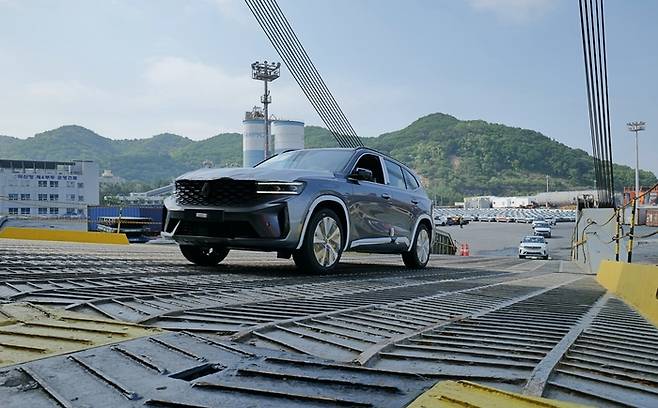 수출을 위해 선적 중인 르노 그랑 콜레오스