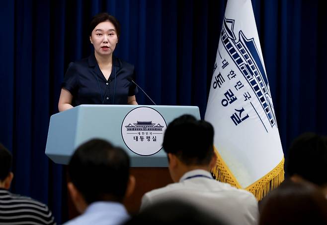 질문에 답하는 강유정 대통령실 대변인     (서울=연합뉴스) 홍해인 기자 = 강유정 대통령실 대변인이 22일 서울 용산 대통령실 청사에서 인사 관련 브리핑 뒤 취재진의 질문에 답하고 있다. 2025.7.22     hihong@yna.co.kr (끝)