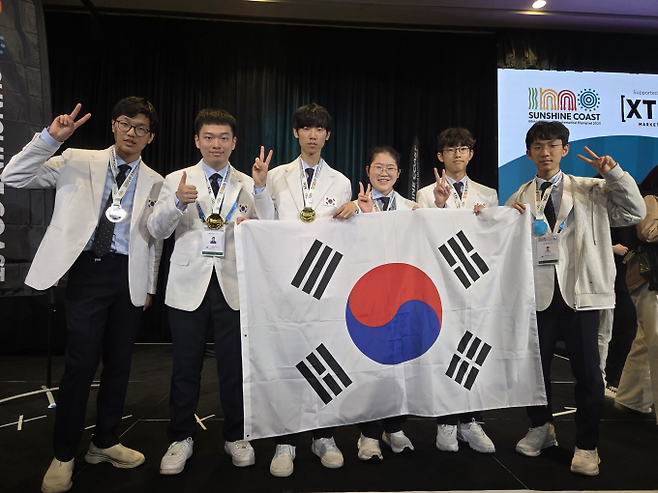 제66회 국제수학올림피아드 한국대표단 기념촬영(왼쪽부터 장현준, 박경준, 함우주, 윤혜원, 이현준, 조형준) / 과기정통부