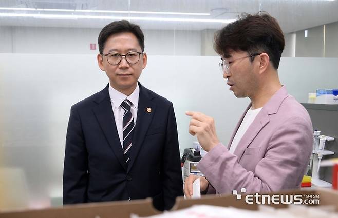 과학기술정보통신부 장관-AI바이오 전문가 간담회가 21일 서울 동대문구 서울바이오허브 글로벌센터에서 열렸다. 배경훈 과학기술정보통신부 장관이 입주기업 관계자에게 기업 소개를 듣고 있다. 김민수기자 mskim@etnews.com