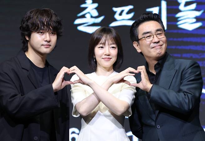 배우 양세종(왼쪽부터)과 임수정, 류승룡이 8일 서울 영등포구 콘래드호텔에서 열린 디즈니+ 오리지널 시리즈 '파인: 촌뜨기들' 제작발표회에 참석해 포즈를 취하고 있다. '파인: 촌뜨기들'은 1977년 바다 속에 묻힌 보물선을 차지하기 위해 몰려든 근면성실 생계형 촌뜨기들의 속고 속이는 이야기를 그렸다. 뉴스1