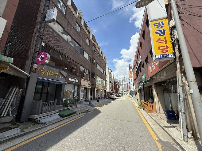 22일 서울 서초구 방배동 골목. 민생회복 소비쿠폰을 사용할 수 있는 식당·미용실 등이 모여있다. 사진=최혜림 기자