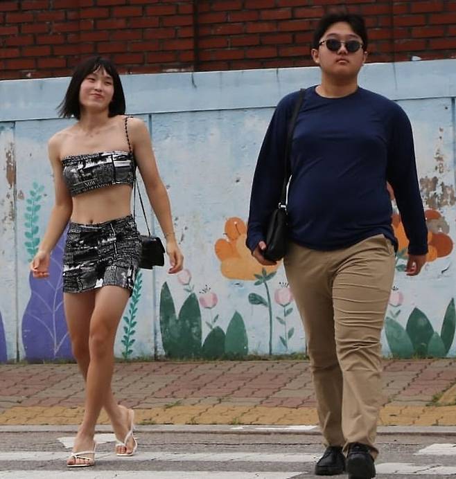 의정부고등학교 학생자치회가 공개한 졸업사진. 지난해 7월 미국 LA 베벌리힐스 거리에서 함께 걷는 모습이 포착돼 화제를 모았던 방시혁 하이브 의장과 BJ 과즙세연을 표현하고 있다. 사진=의정부고 SNS