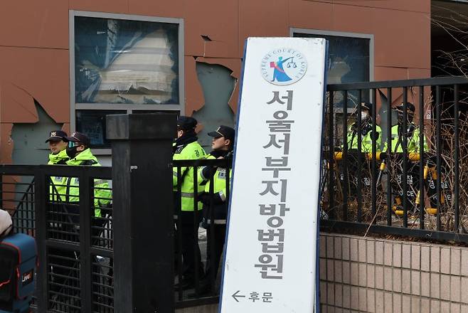 지난 1월 윤석열 대통령 지지자들의 폭력 사태가 벌어진 서울 마포구 서울서부지방법원의 현판이 파손돼 있다. 뉴시스