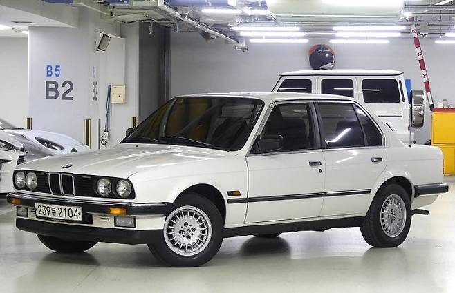 1987년식 BMW 320i, 해당 브랜드 차량을 수입했던 코오롱상사가 1992년부터 본격적으로 판매를 시작한 모델이다. 사진=보배드림