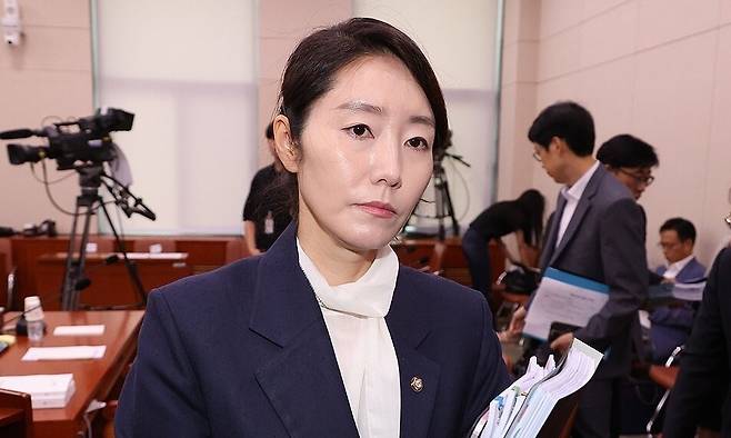 강선우 여성가족부 장관 후보자가 2025년 7월14일 국회 여성가족위원회에서 열린 인사청문회가 오전 질의를 마치고 정회되자 청문회장을 나가고 있다. 연합뉴스