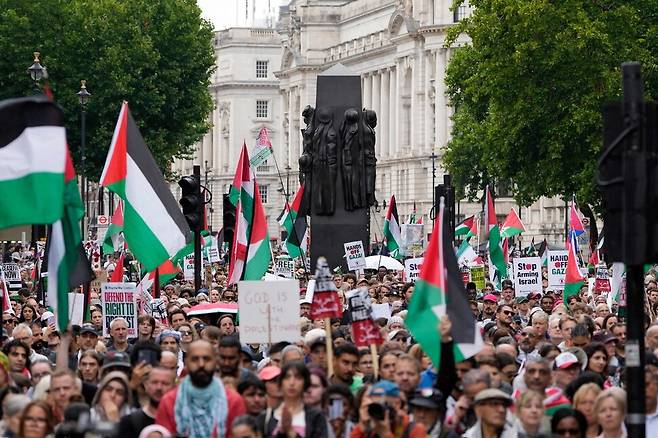 19일(현지시각) 런던 중심부 다우닝가에서 친팔레스타인 지지자들이 팔레스타인에 연대하는 행진에 참여하고 있다. 런던/AFP 연합뉴스