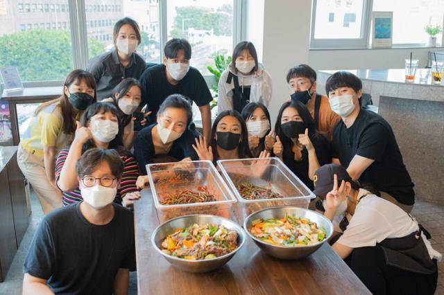 BC카드의 사회공헌활동 'BC 십시일방''에 참여한 자립준비청년들이 쿠킹클래스를 수강하고 있다. BC카드 제공