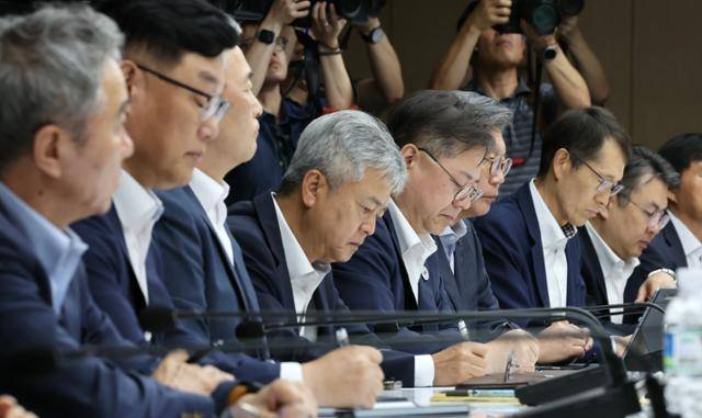 21일 서울 중구 대한상공회의소 EC룸에서 열린 산업통상자원부와 주요 경제단체 및 업계 관계자 간 대미 통상 긴급점검회의에서 참석자들이 김정관 장관의 발언을 경청하고 있다. 뉴스1