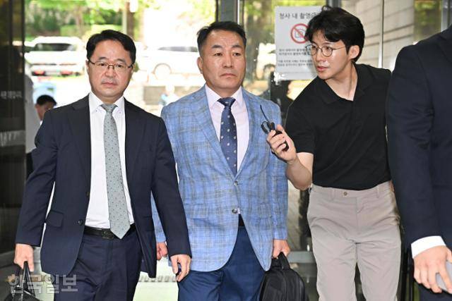 김계환(가운데) 전 해병대 사령관이 22일 서울 서초구 서울중앙지법에서 구속 전 피의자 심문(영장실질심사)을 받기 위해 출석하고 있다. 정다빈 기자