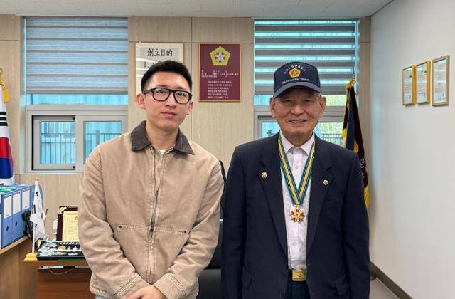 지난해 12월 경북 포항시 통합보훈회관에서 포스텍 재학생 김민석(왼쪽)씨가 한국전쟁 참전용사 이춘술씨를 만나 기념사진을 찍고 있다. 김민석씨 제공