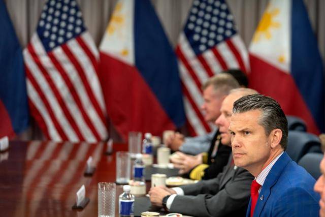 피트 헤그세스 미국 국방장관이 21일 워싱턴 국방부에서 열린 페르디난드 마르코스 주니어 필리핀 대통령과의 회담에 참석하고 있다. 워싱턴=AP 연합뉴스