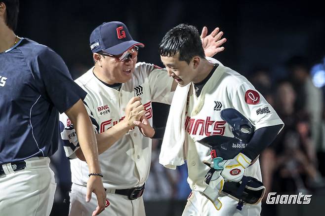 지난 9일 부산 두산전 끝내기 안타를 친 이호준이 김태형 감독의 축하를 받고 있다.&nbsp;
