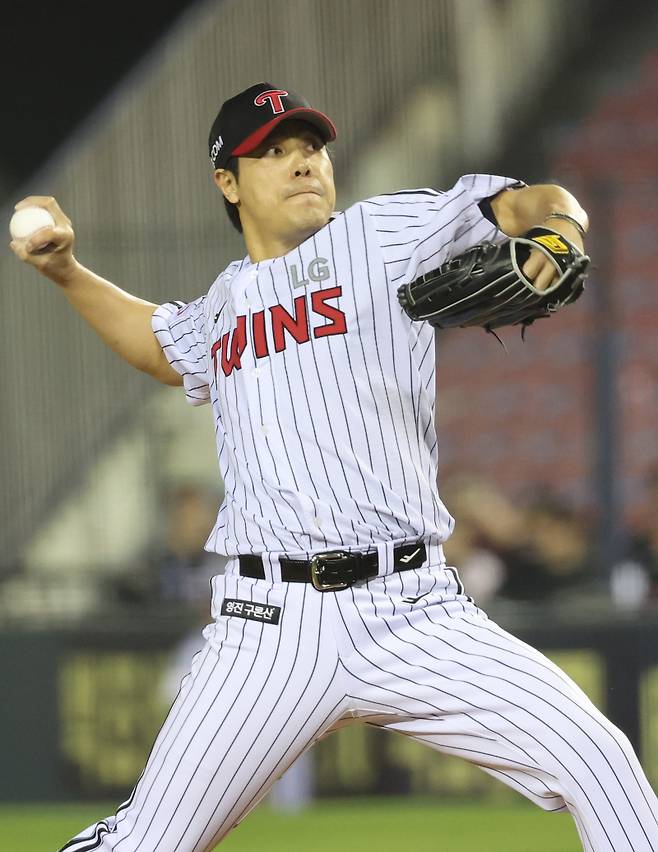 2025 KB0리그 프로야구 LG트윈스와 한화이글스의 경기가 28일 오후 서울 잠실야구장에서 열렸다. 김진성이 연장 10회초 등판해 역투하고 있다. 잠실=김민규 기자 mgkim1@edaily.co.kr /2025.05.28/