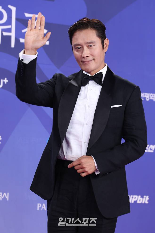 배우 이병헌이 18일 오후 인천 중구 파라다이스시티에서 열린 제4회 청룡시리즈어워즈 레드카펫 행사에 참석해 포토타임을 갖고 있다. 인천=서병수 기자 qudtn@edaily.co.kr /2025.07.18/