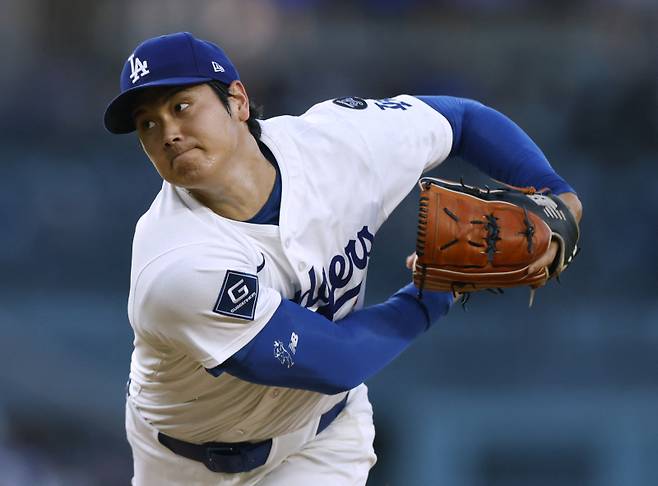 <yonhap photo-2737=""> LOS ANGELES, CALIFORNIA - JULY 21: Shohei Ohtani #17 of the Los Angeles Dodgers pitches during the second inning against the Minnesota Twins at Dodger Stadium on July 21, 2025 in Los Angeles, California. Harry How/Getty Images/AFP (Photo by Harry How / GETTY IMAGES NORTH AMERICA / Getty Images via AFP)/2025-07-22 13:00:01/ <저작권자 ⓒ 1980-2025 ㈜연합뉴스. 무단 전재 재배포 금지, AI 학습 및 활용 금지></yonhap>