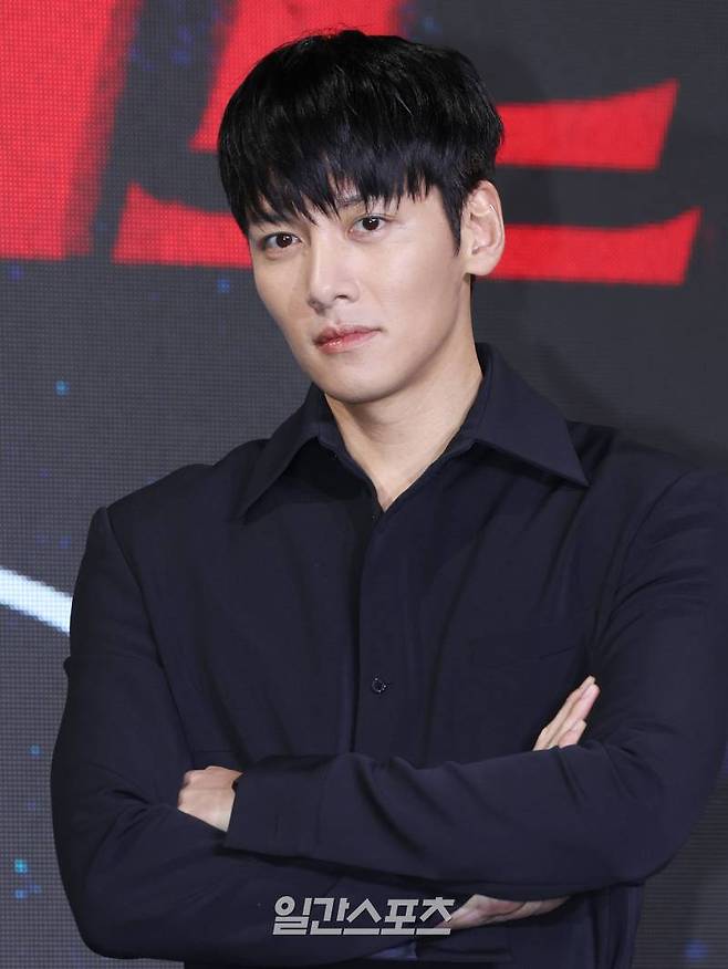 배우 지창욱이 30일 오전 서울 종로구 포시즌스호텔에서 열린 디즈니플러스 새 오리지널 드라마 ‘강남 비-사이드’ 제작발표회에 참석해 포즈를 취하고 있다. 서병수 기자 qudtn@edaily.co.kr /2024.10.30/