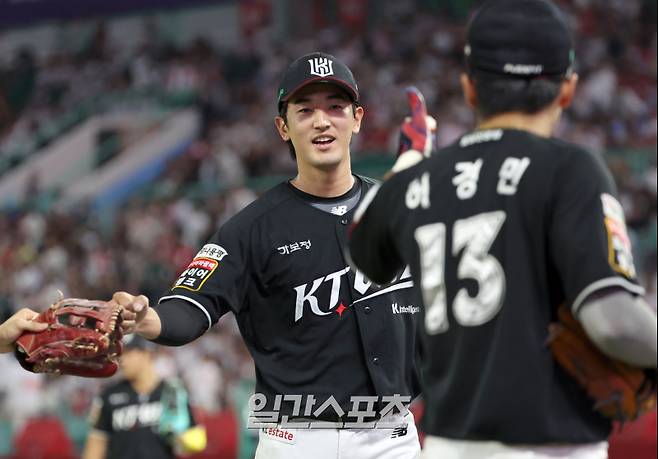 10일 오후 인천 SSG랜더스필드에서 열린 2025 프로야구 KT 와 SSG경기. KT 선발 고영표가 6회 SSG 정준재를 삼진아웃시켜 이닝을 마치고 들어오며 미소 짓고 있다. 인천=정시종 기자 capa@edaily.co.kr /2025.07.10.