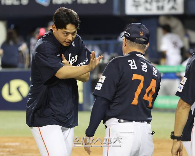 22일 잠실 두산전 승리 후 김경문 한화 감독이 선발 문동주와 하이파이브를 하고 있다. 잠실=김민규 기자