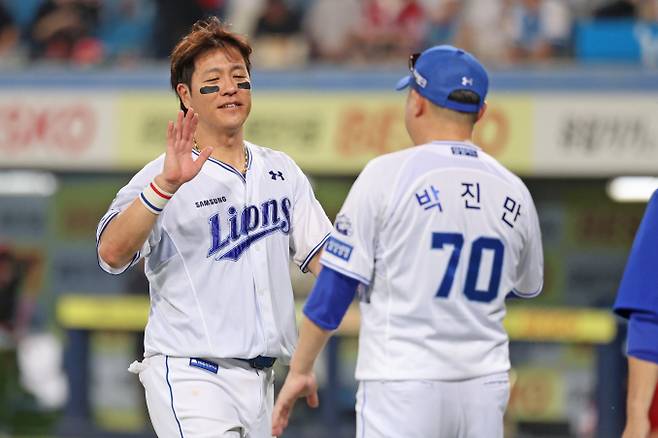 22일 대구 SSG전을 마친 뒤 박진만 감독과 하이파이르를 하는 강민호. 삼성 제공
