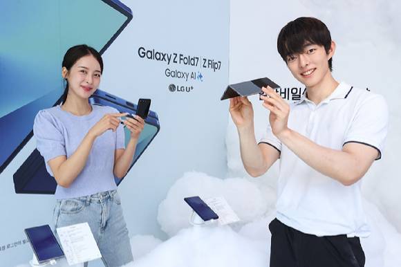 사진은 LG유플러스 모델이 'Z 폴드7·플립7'을 소개하는 모습. [사진=LGU+]