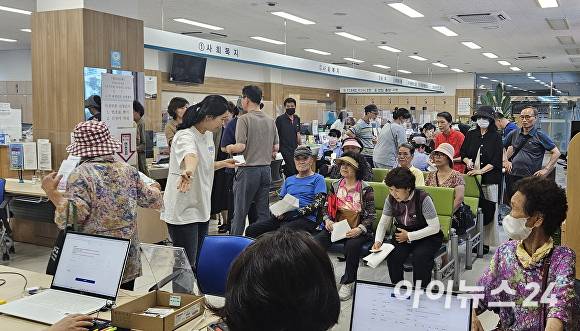 황성동행정복지센터에서 민생회복 소비쿠폰 접수를 받고 있다. [사진=경주시청]