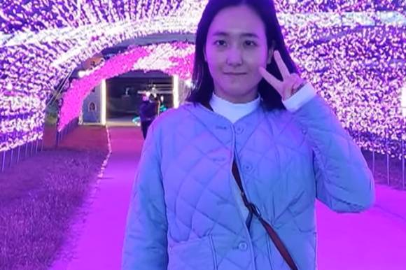 최 씨의 어머니는 "빨리 가족 품으로 돌아올 수 있게 도와 달라"고 말하며, 딸을 찾고 싶어 하는 어머니의 간절한 마음을 드러내기도 했다. 사진은 최 씨. [사진=유튜브 @후지TV]